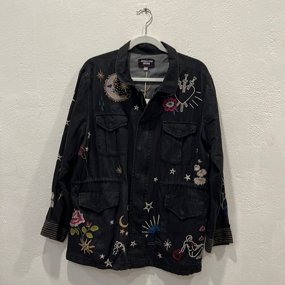 Black Johnny was jacket with embroidery.